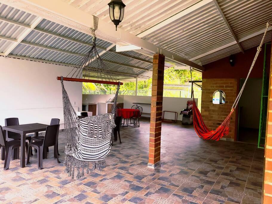 casa campestre con piscina y vista a las montañas