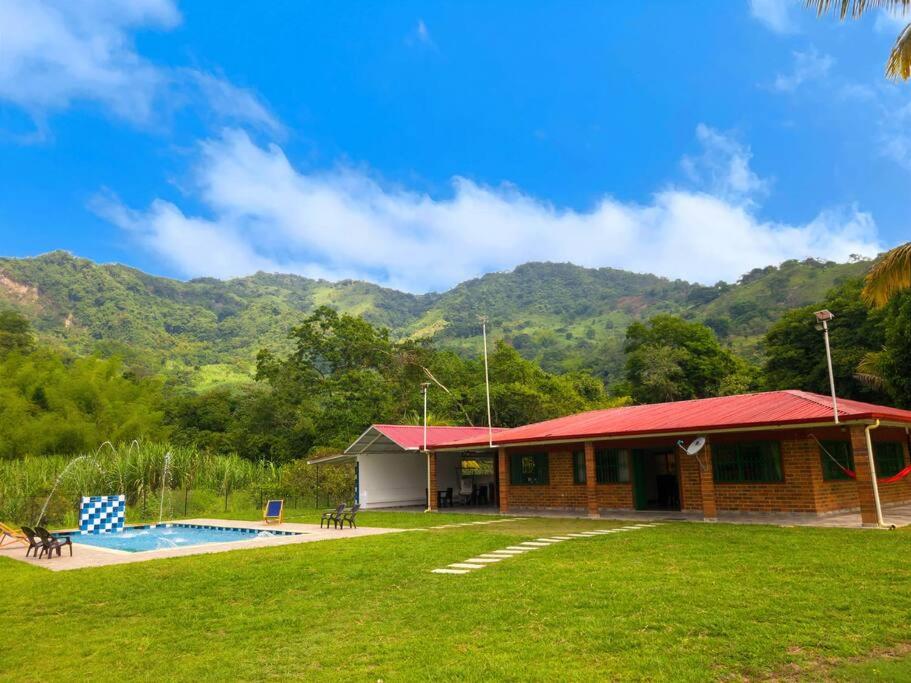 casa campestre con piscina y vista a las montañas