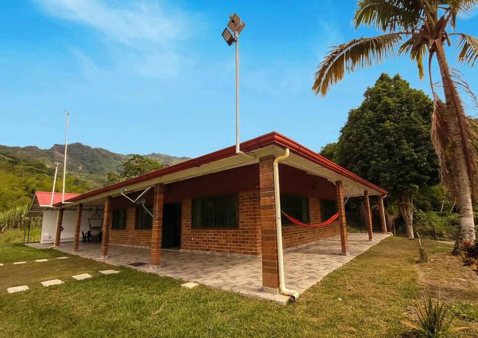 casa campestre con piscina y vista a las montañas