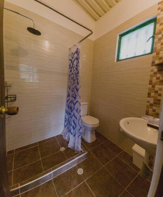 casa campestre con piscina y vista a las montañas