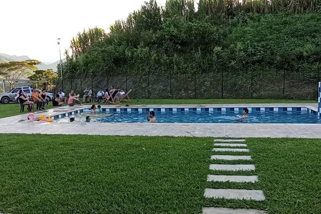 casa campestre con piscina y vista a las montañas