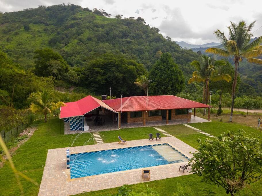 casa campestre con piscina y vista a las montañas