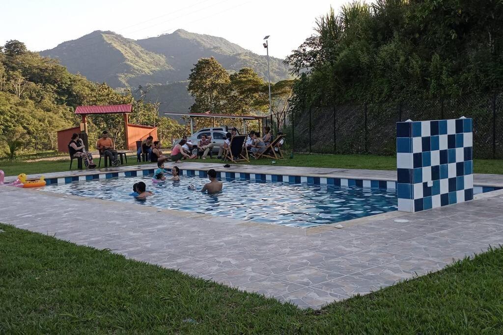 casa campestre con piscina y vista a las montañas