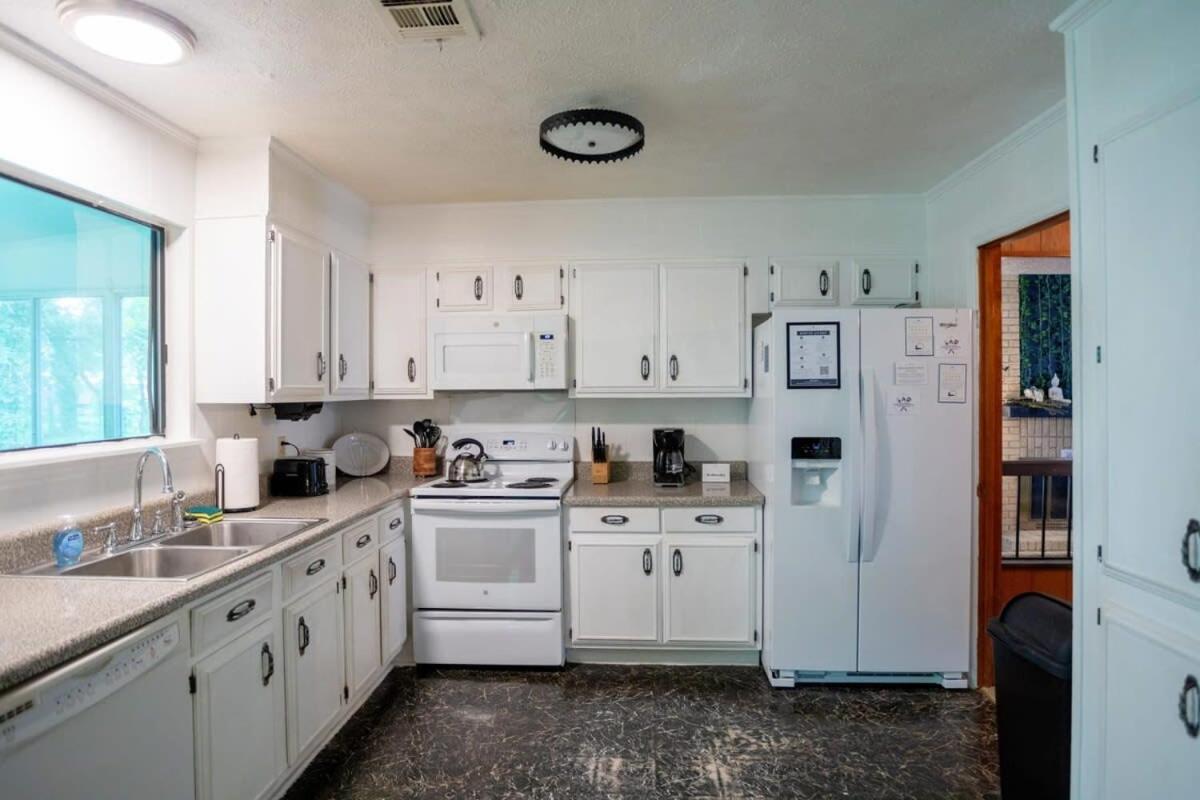 Montgomery Vacations - Near Hospital  Dining- Merry on Moorcroft - Property Image 57