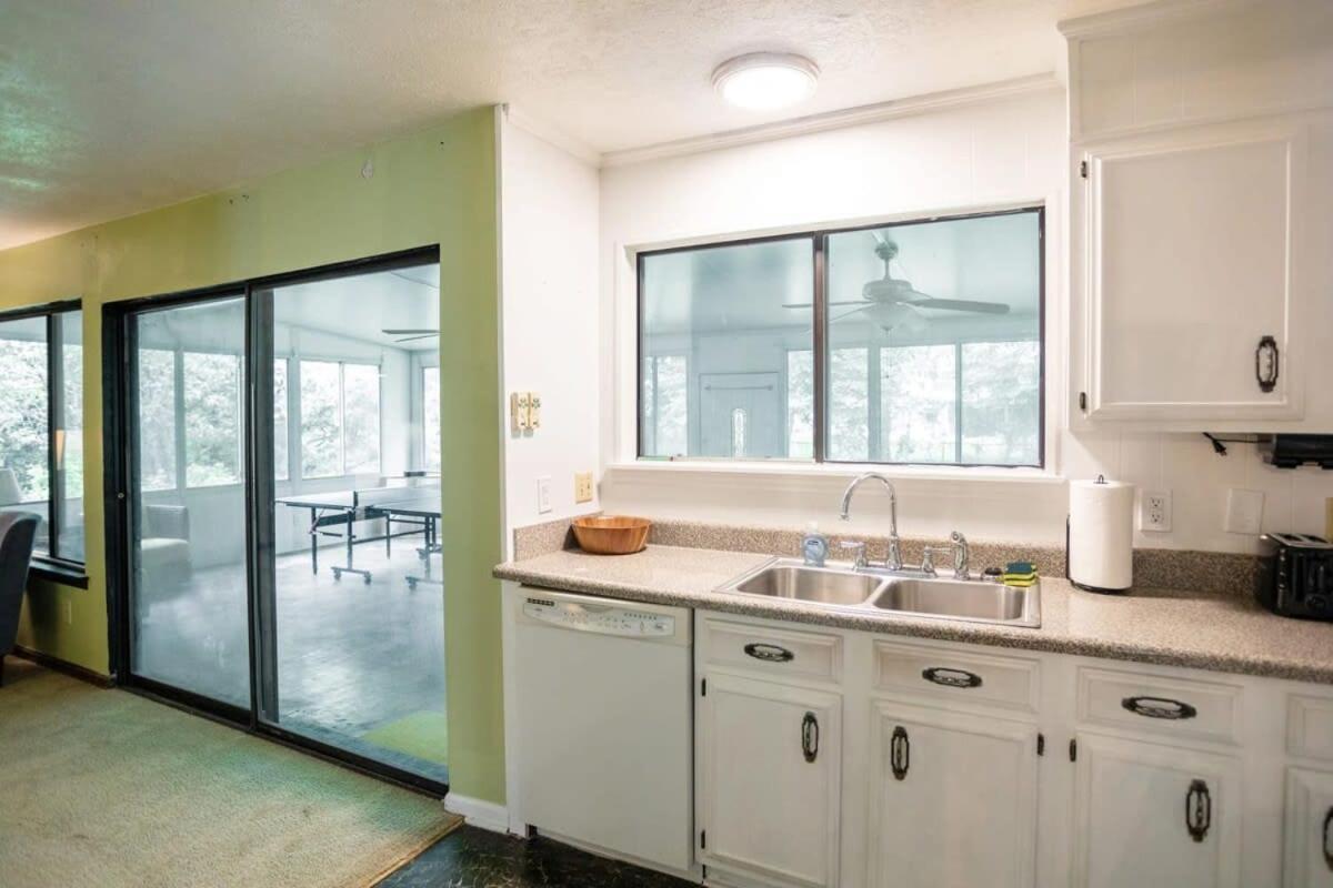 Montgomery Vacations - Near Hospital  Dining- Merry on Moorcroft - Property Image 44