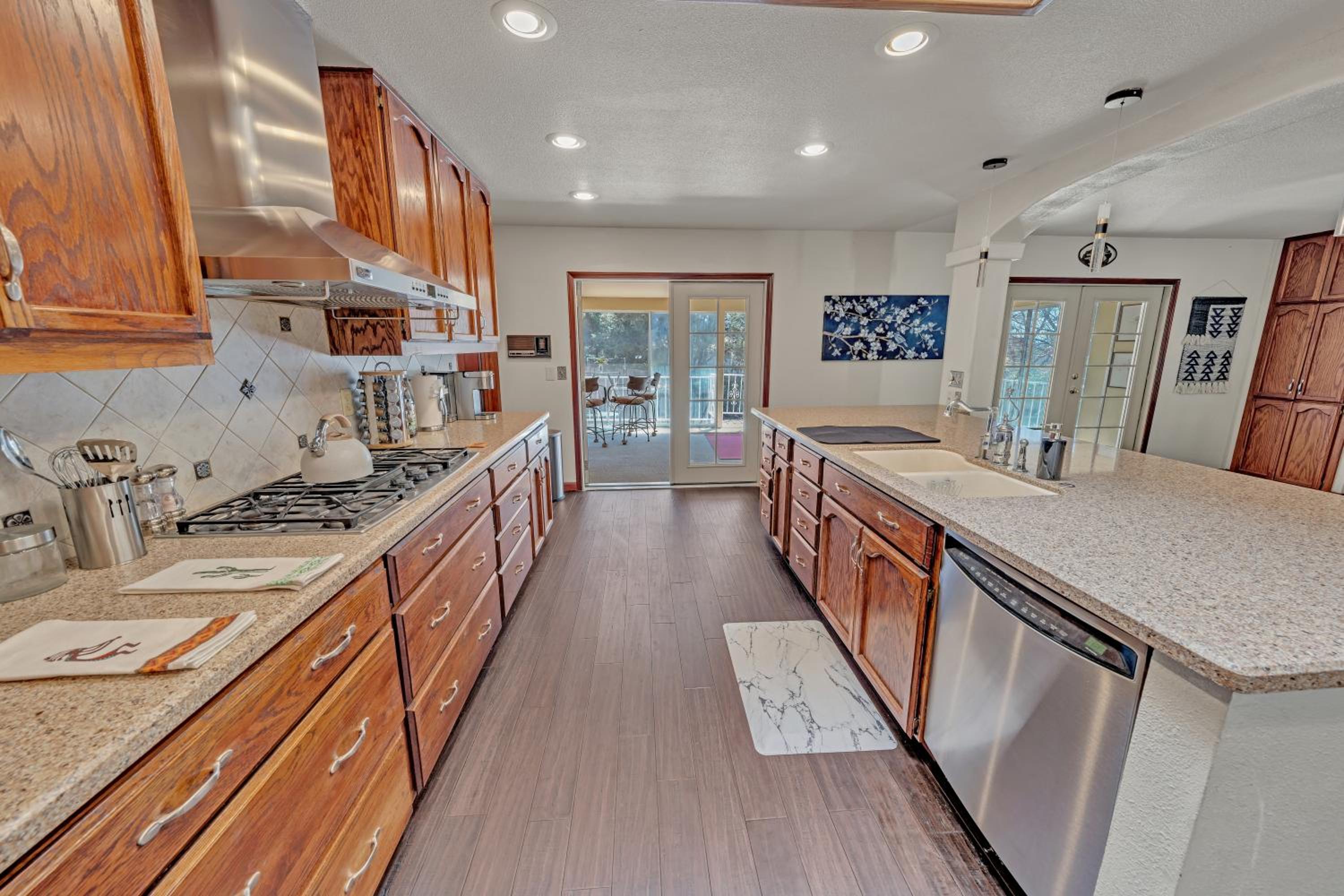 NEW! Huge Game Room, Hikeable, Red Rock View, Fireplace, Ping Pong, Yoga, Golf Course, Pickle Ball! view 4