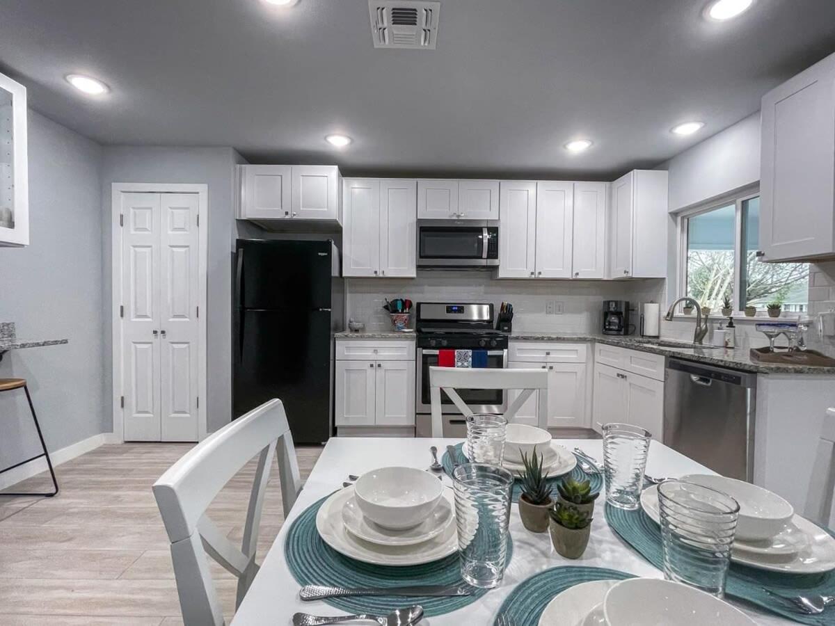 MainHouse-Mins to Downtown Serene at Santa Monica view 4