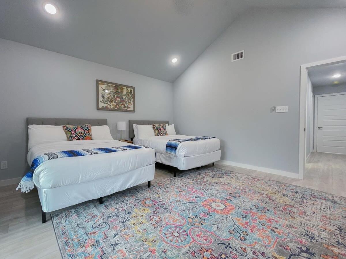 MainHouse-Mins to Downtown Serene at Santa Monica view 5