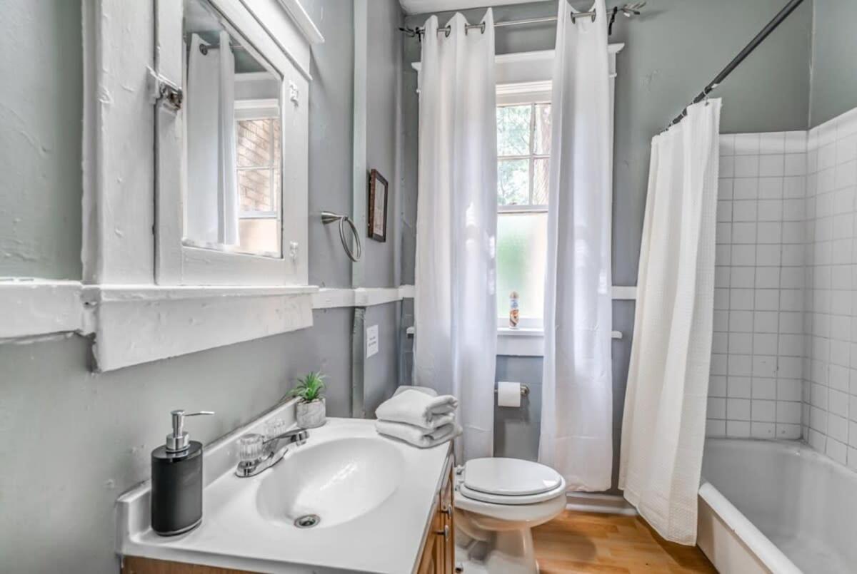 10 Min to U of Memphis-Rozelle Retreat Right Unit view 4
