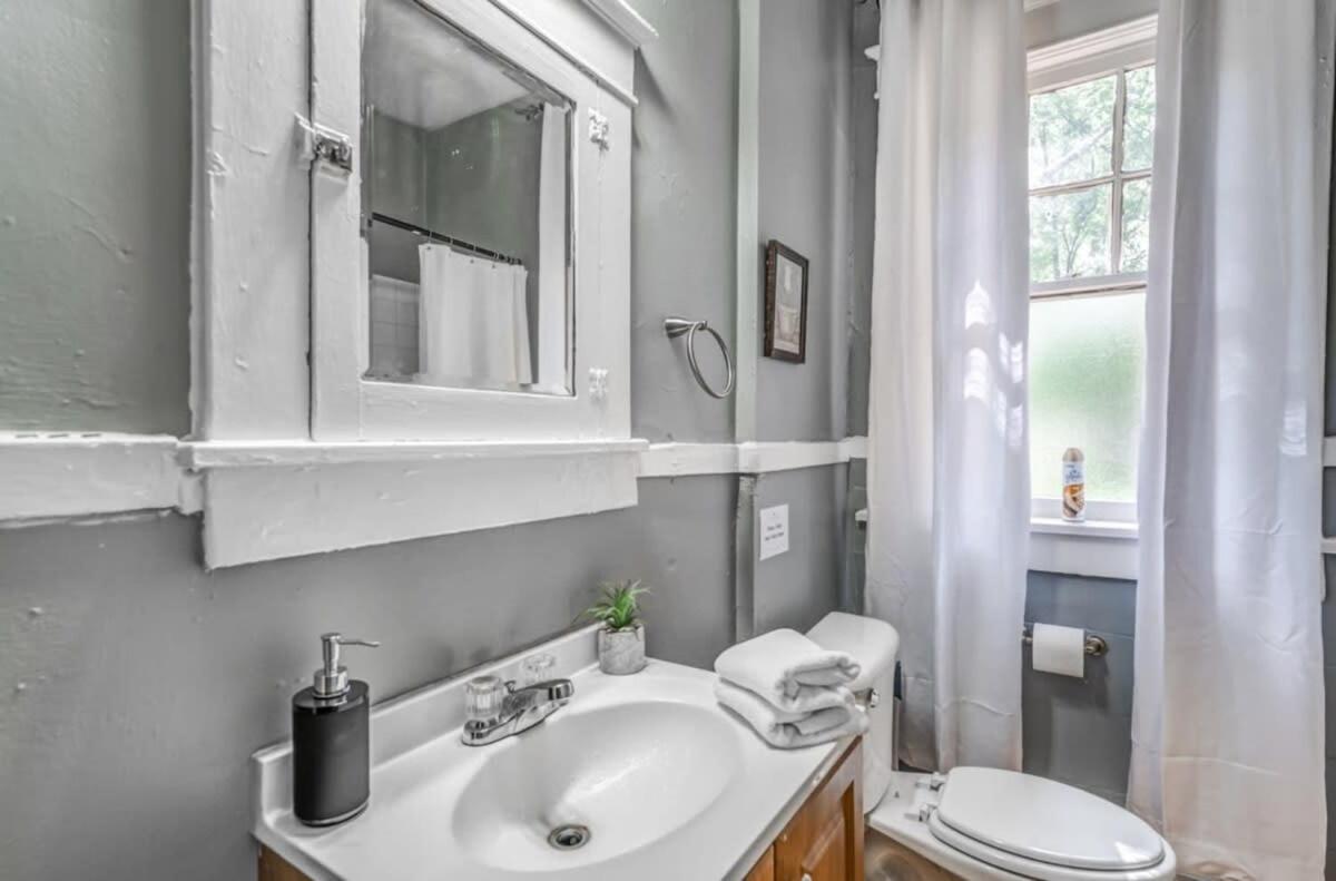 10 Min to U of Memphis-Rozelle Retreat Right Unit view 5