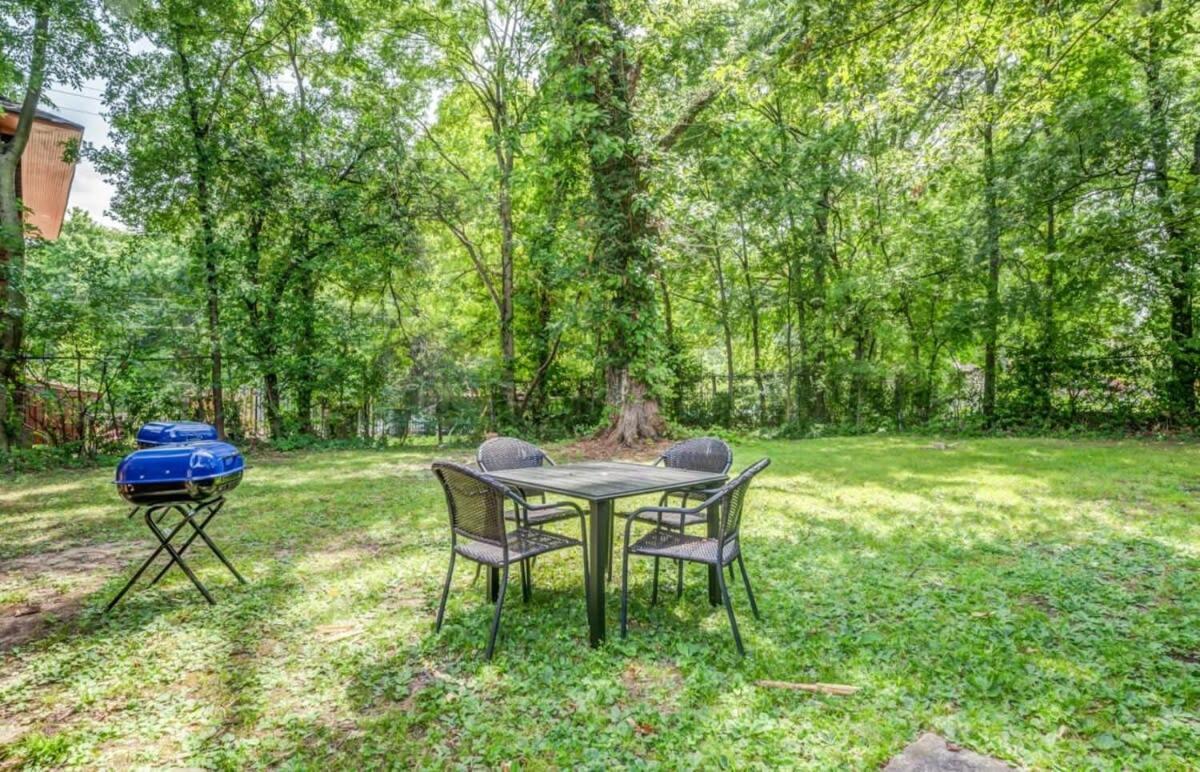 10 Min to U of Memphis-Rozelle Retreat Both Units view 2