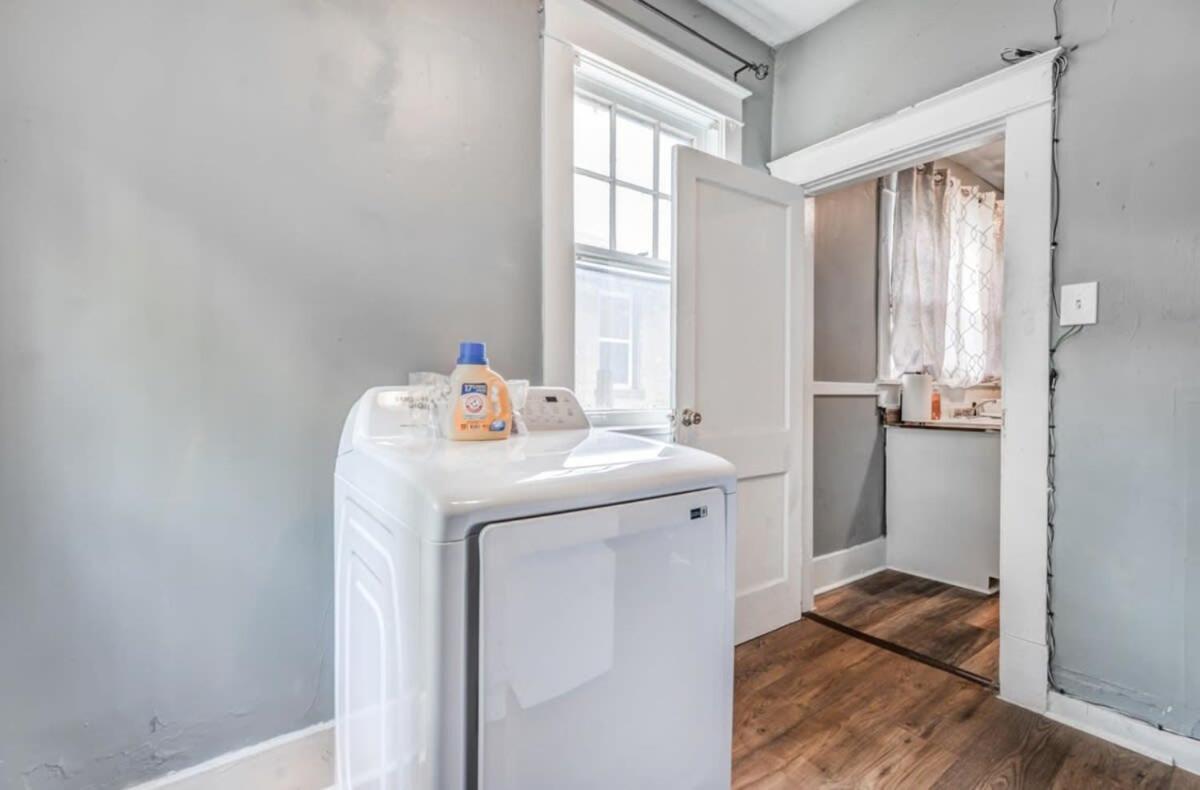 10 Min to U of Memphis-Rozelle Retreat Both Units view 5