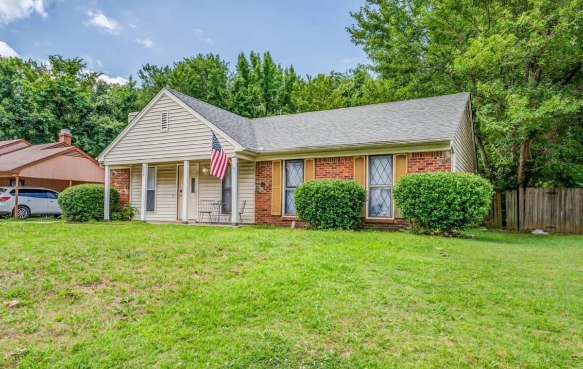 Near Dining & MEM w Fenced Yard-Hickory Hill Home view 2