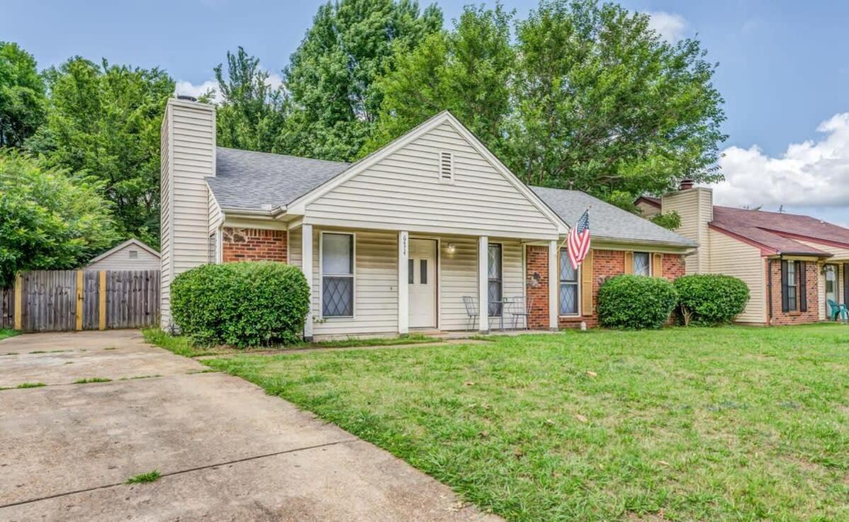 Near Dining & MEM w Fenced Yard-Hickory Hill Home view 3