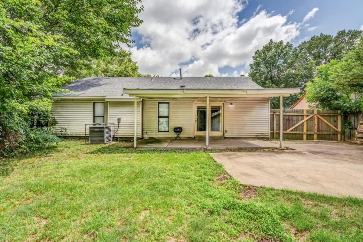 Near Dining & MEM w Fenced Yard-Hickory Hill Home view 5