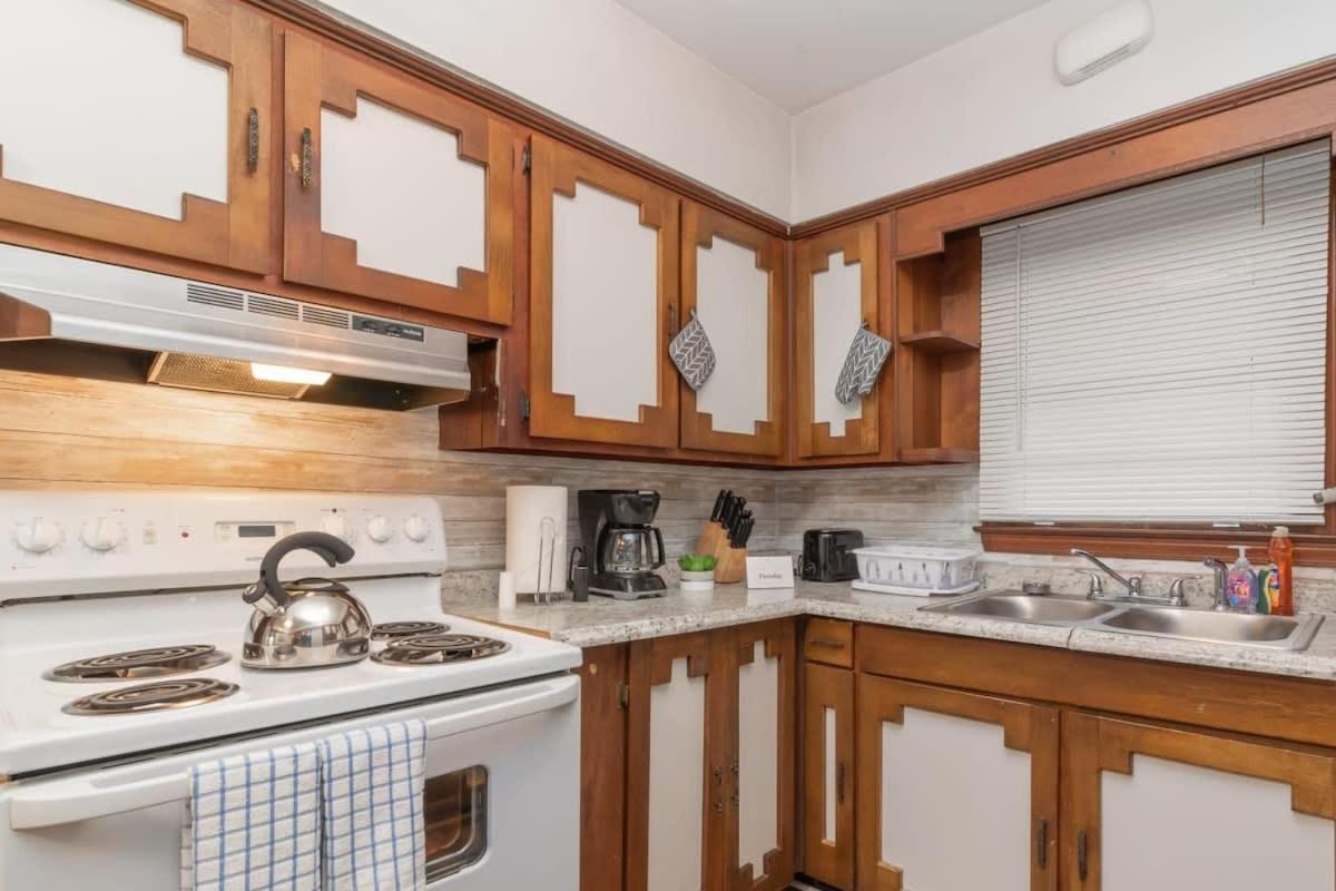 10 Min to Downtown Close to Dining-Boxwood Beauty view 3