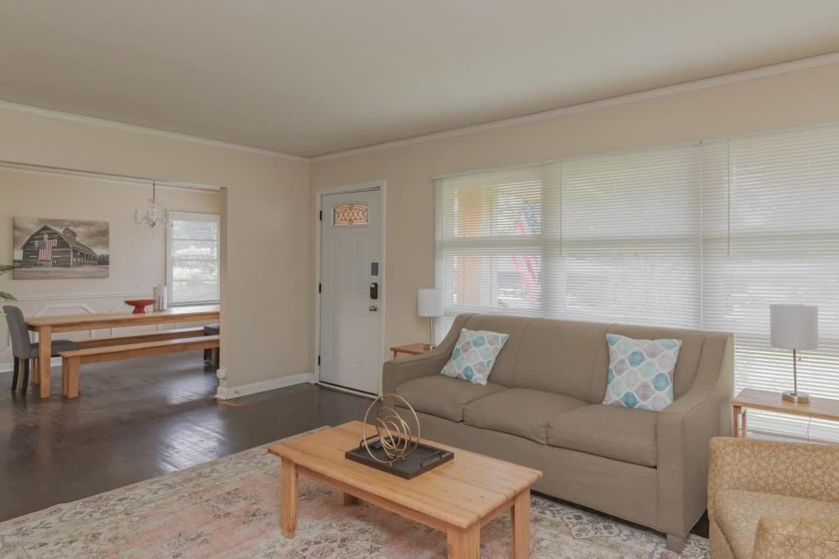 10 Min to Downtown Close to Dining-Boxwood Beauty view 5