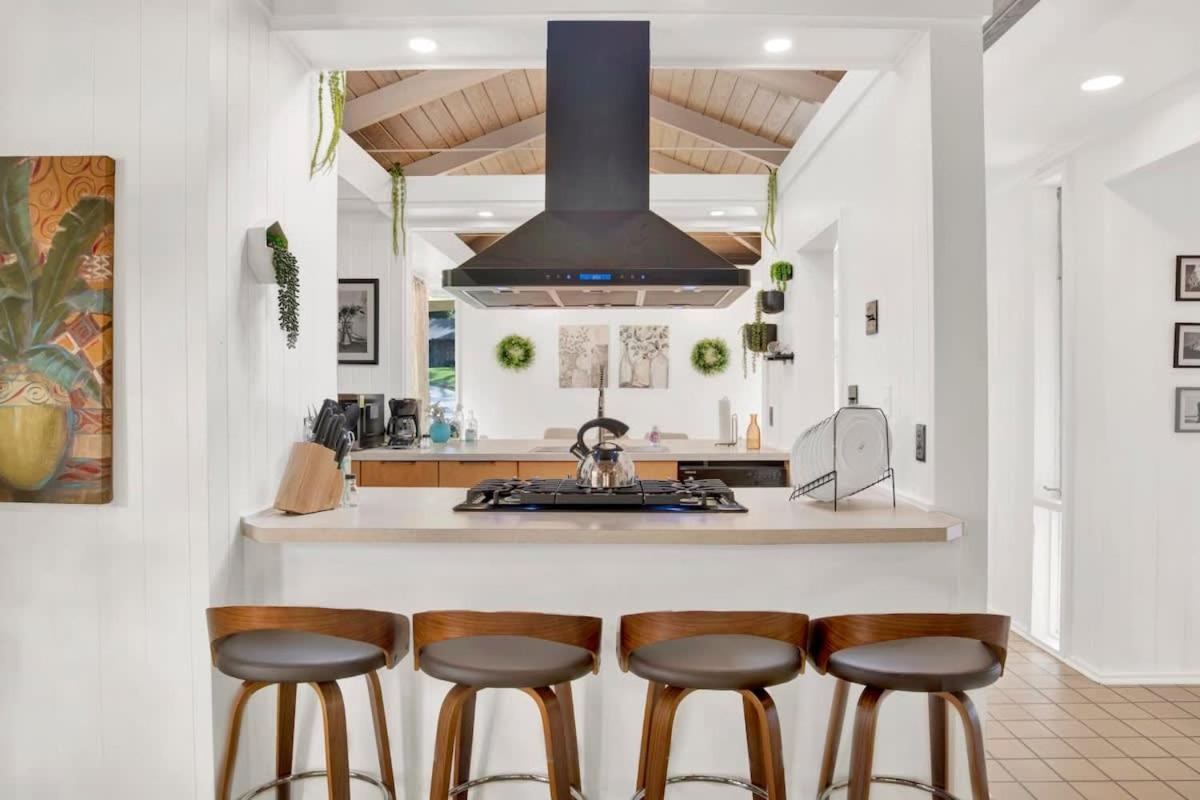 Midcentury Modern - Pool & Hot tub - Retro Retreat view 3