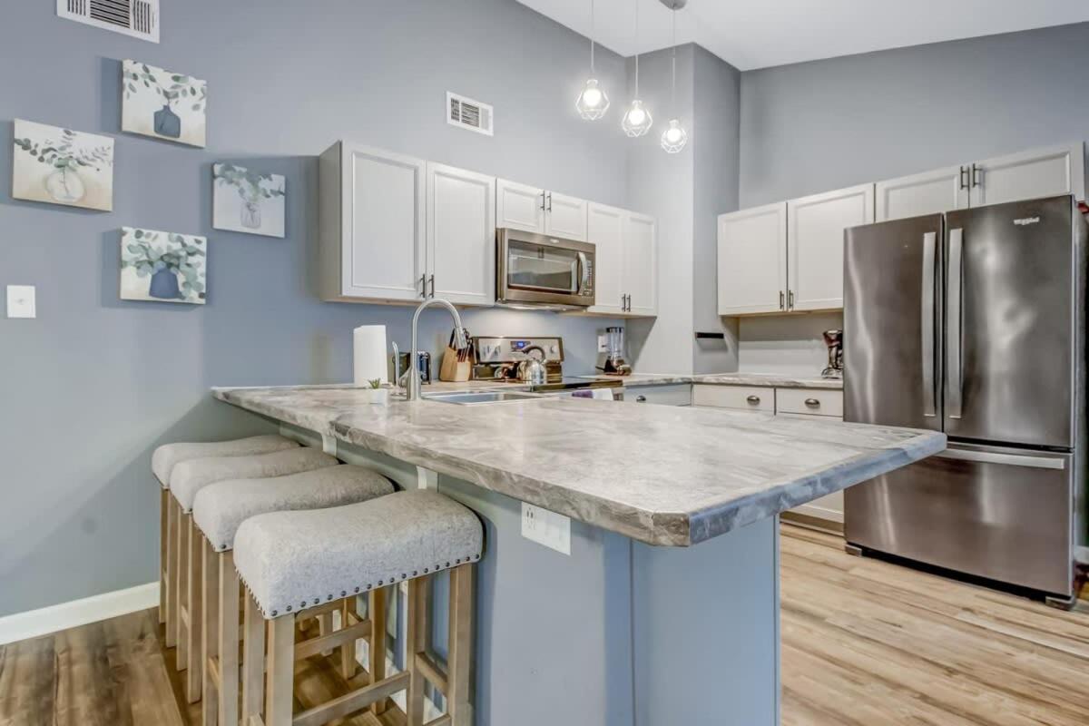 Near Dining & Downtown- Moon River District Digs view 2