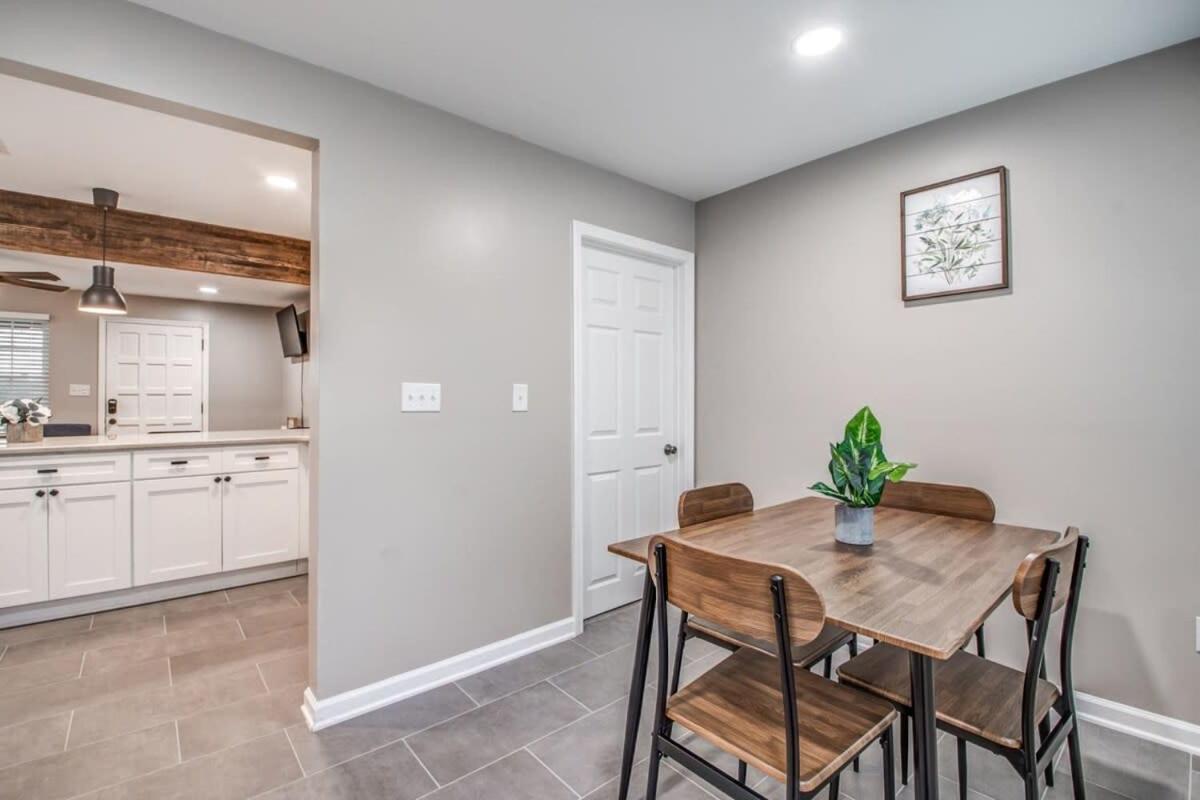 Modern Ranch in East Memphis view 5
