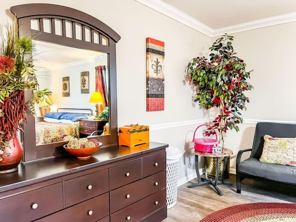 The Gleaming Gemstone on Gilmore view 4