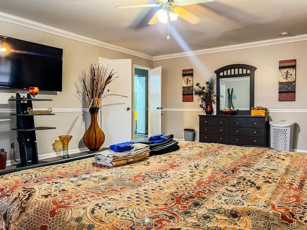 The Gleaming Gemstone on Gilmore view 5