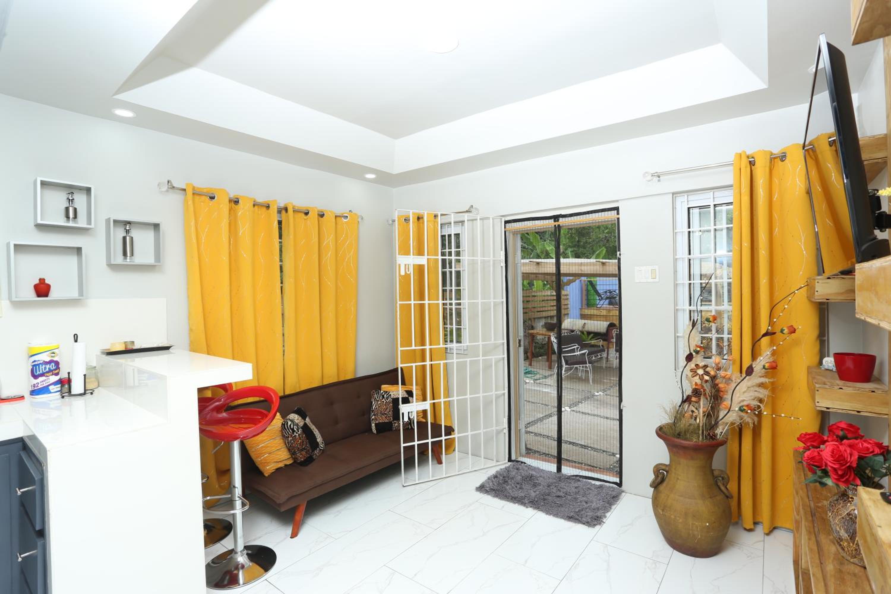 Private 2-Bedroom Villa with Pool & View in Kingston