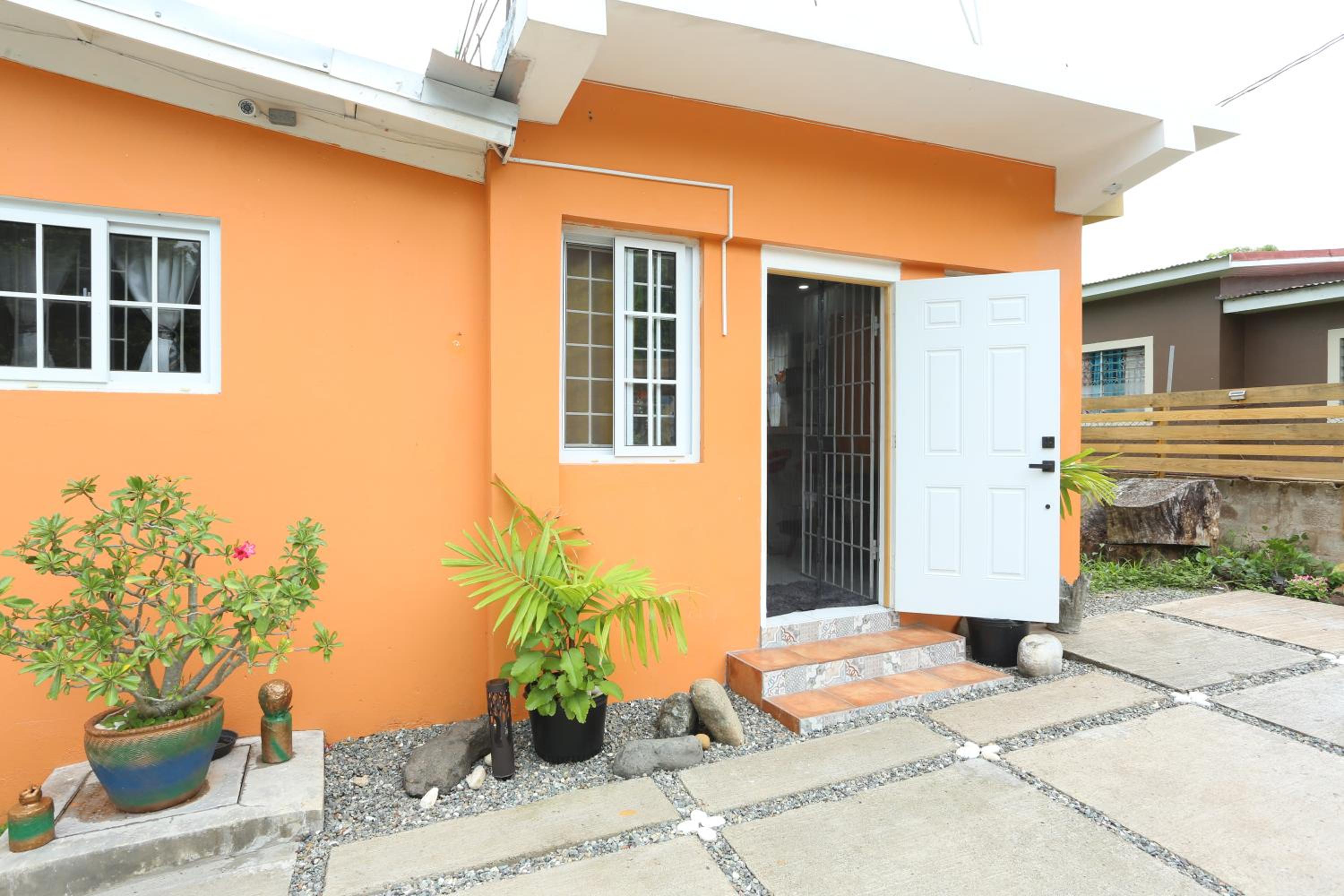 Private 2-Bedroom Villa with Pool & View in Kingston, photo 15