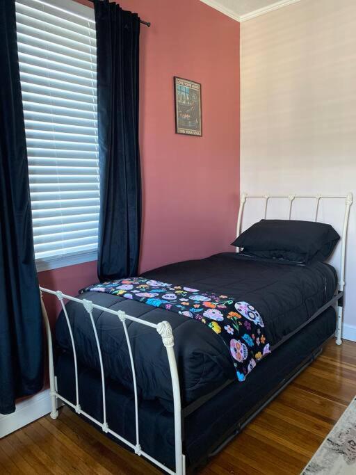 Charming 3BR Apartment at Historic Salem Common - Lally's House" view 2