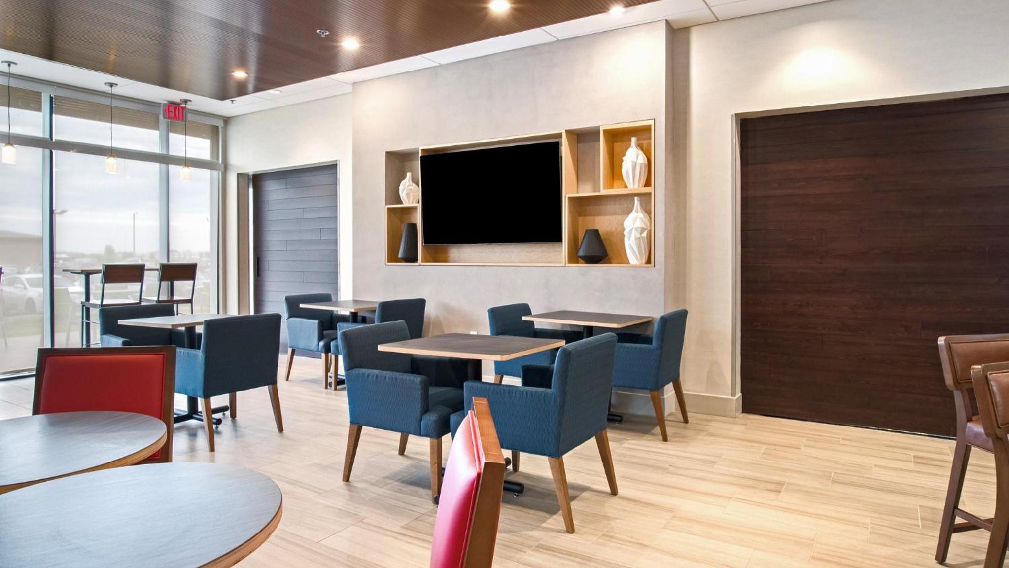 Holiday Inn Express  Suites Racine, an IHG Hotel - Property Image 8