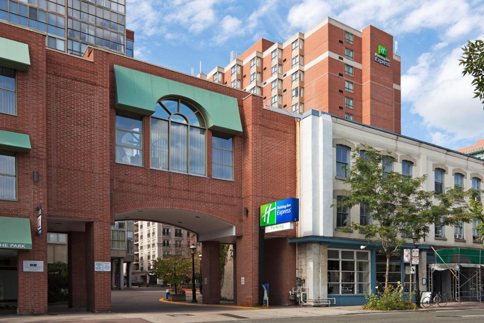 Hotel Holiday Inn Express Toronto Downtown, an IHG Hotel - Image 1