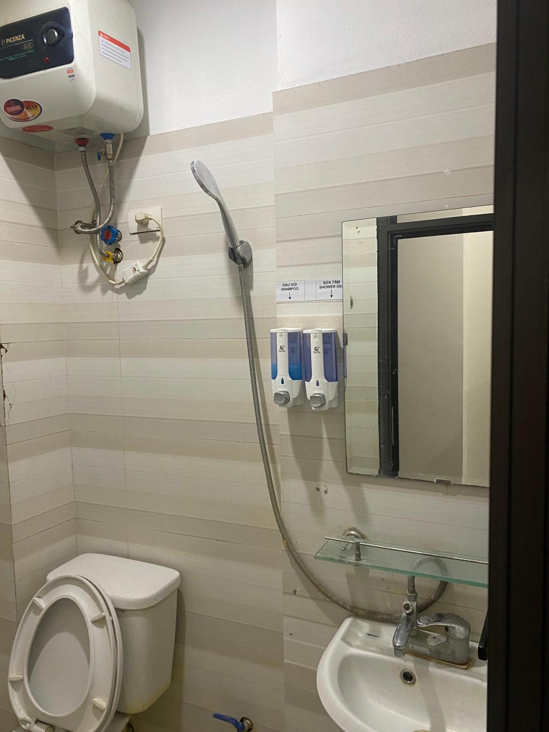 Nam Cường Motel - Phòng đơn có cửa sổ thoáng mát khép kín - Thang máy