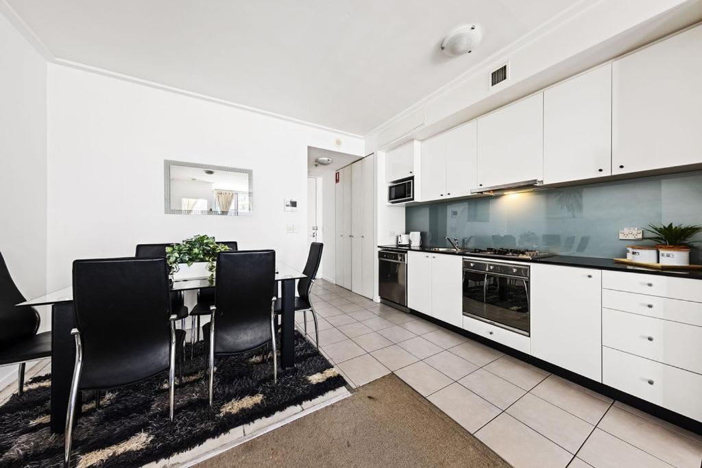 A Stylish Apt for 4 Right Next to Darling Harbour photo 5