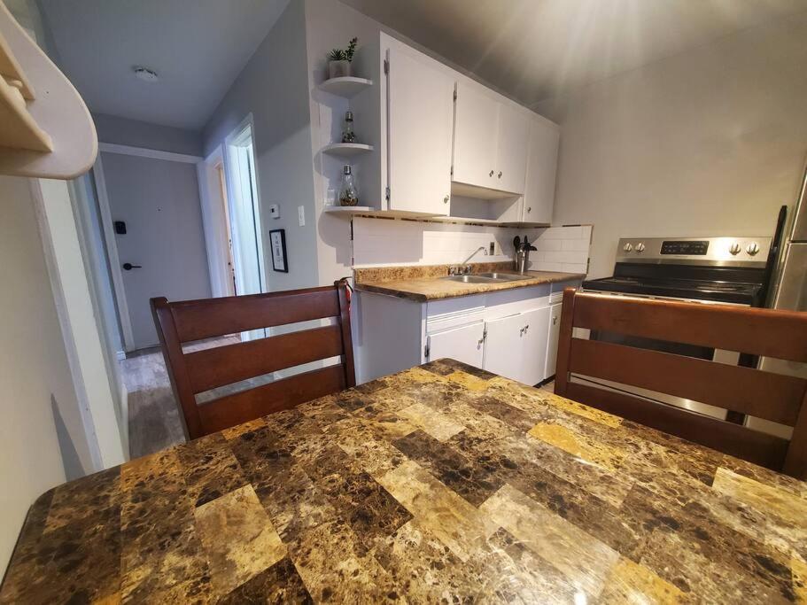 Central Private 1BR Apt. w/Free Prkg + Fast Wi-Fi