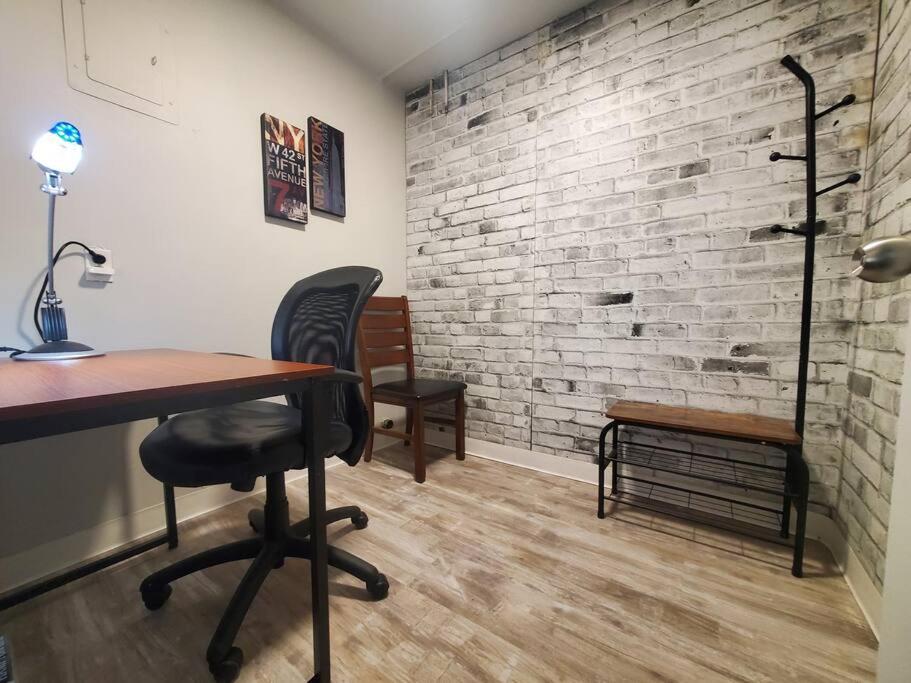 Central Private 1BR Apt. w/Free Prkg + Fast Wi-Fi