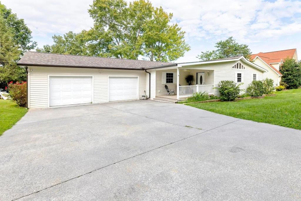 Lakefront Cottage near Bristol & Johnson City