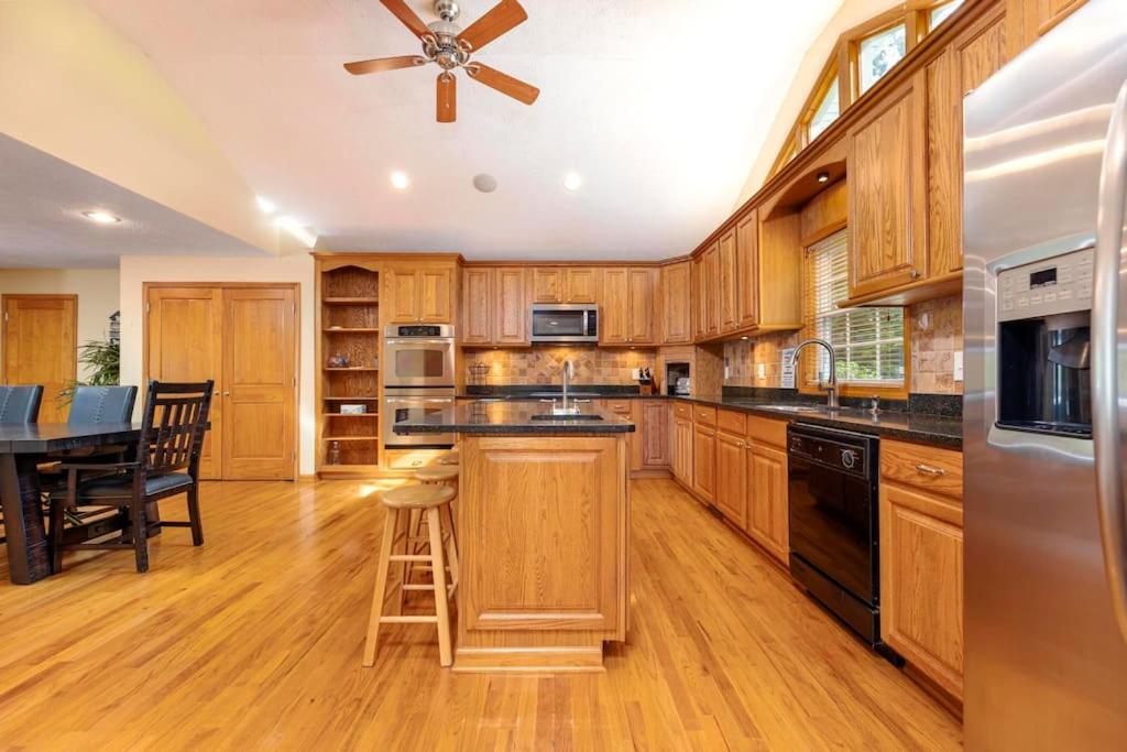 Lakefront Cottage near Bristol & Johnson City