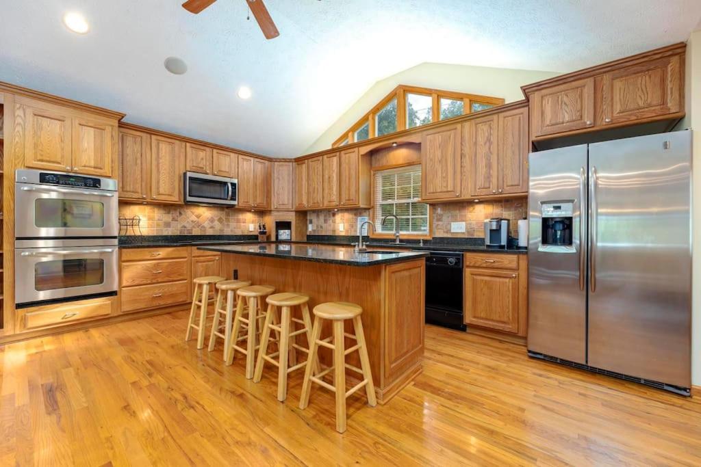 Lakefront Cottage near Bristol & Johnson City