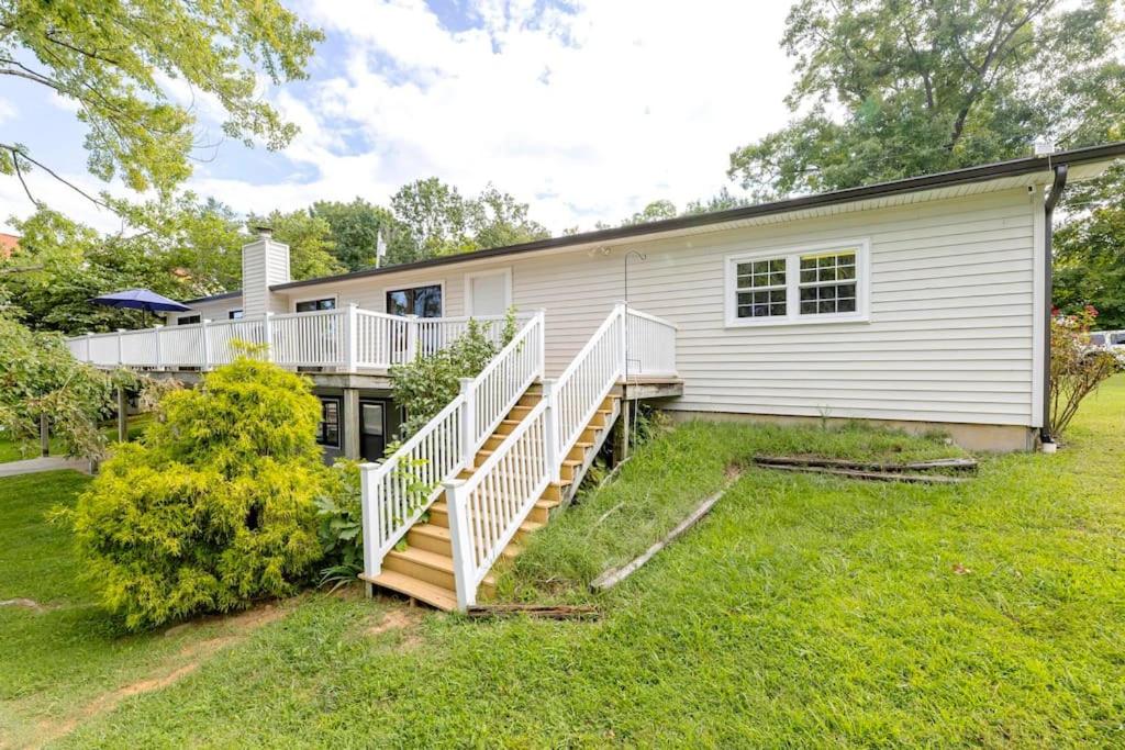 Lakefront Cottage near Bristol & Johnson City