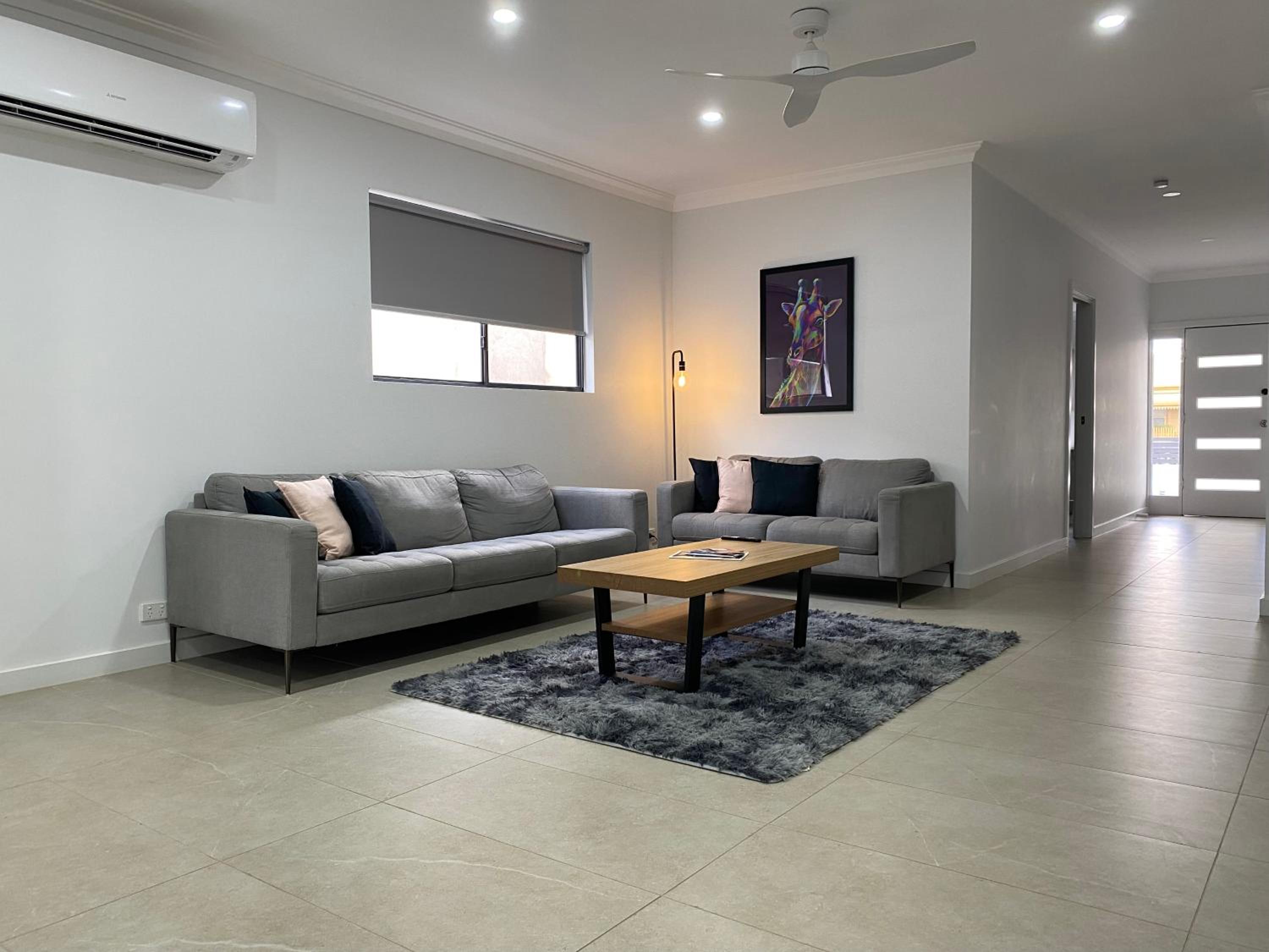Lux Modern 4 Bedroom House Central CBD