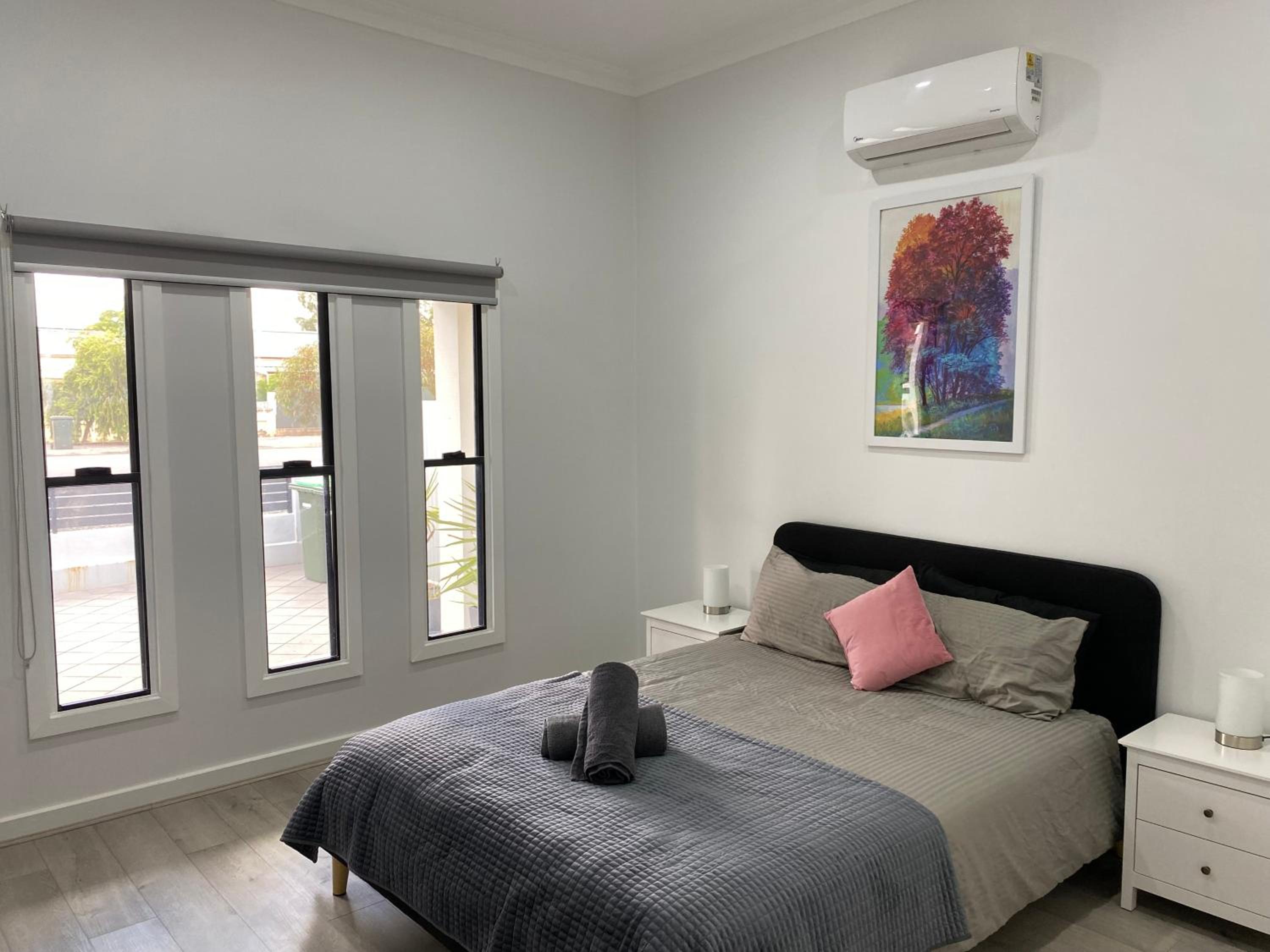 Lux Modern 4 Bedroom House Central CBD