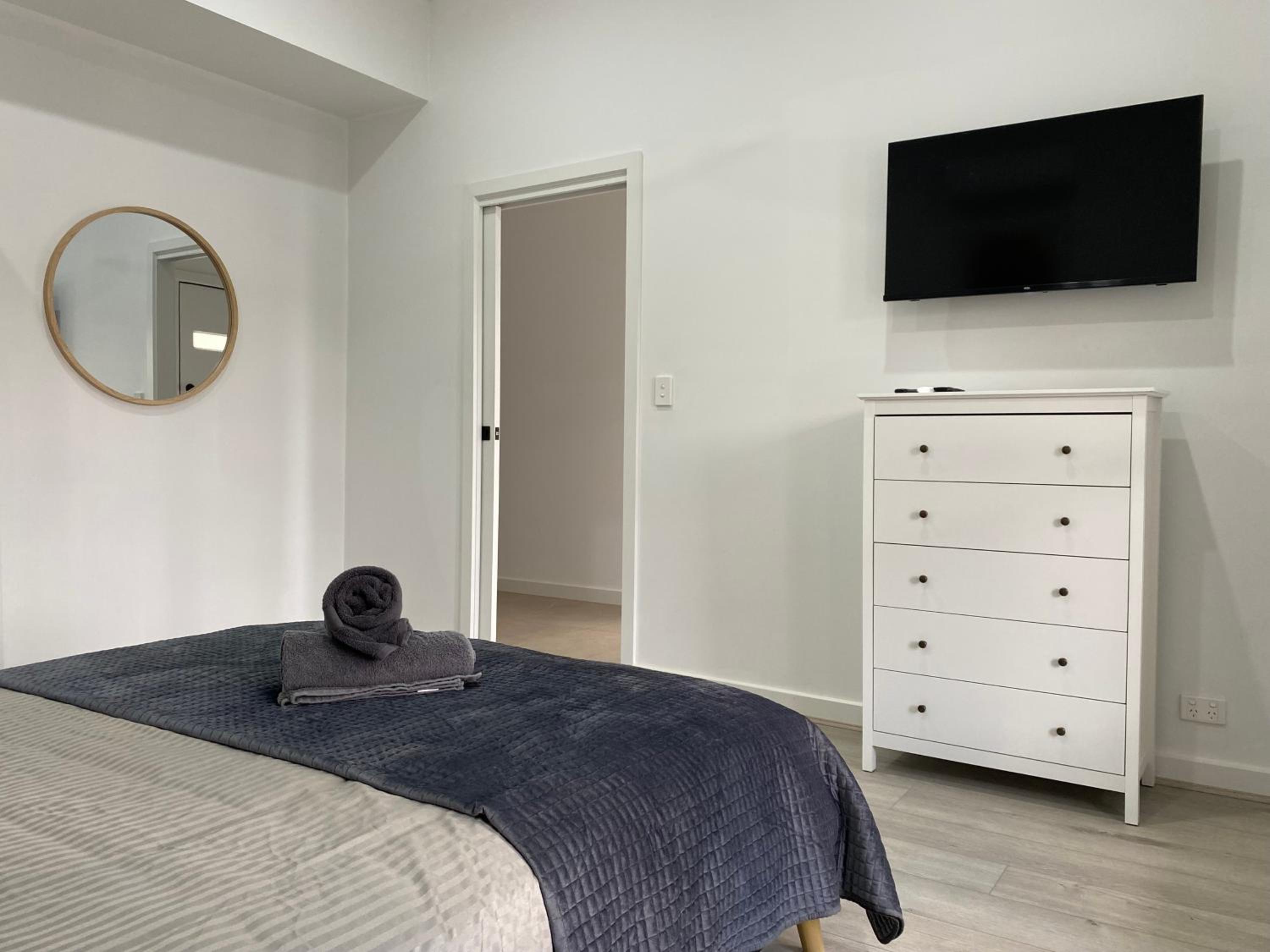 Lux Modern 4 Bedroom House Central CBD