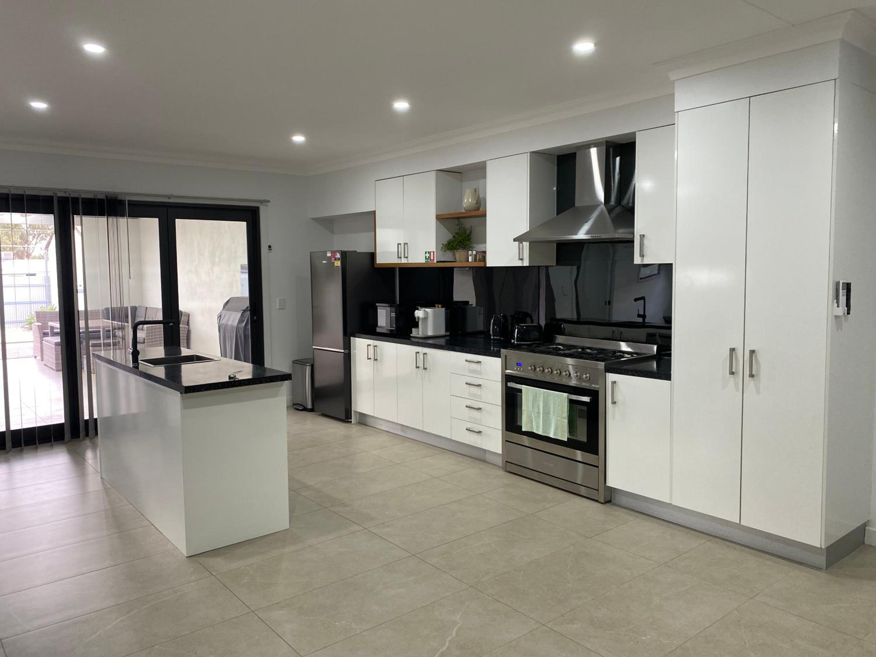 Lux Modern 4 Bedroom House Central CBD