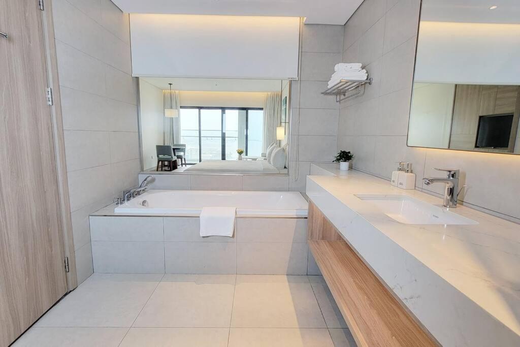 Luxury sea view apartment in 5* A la carte Halong view 2