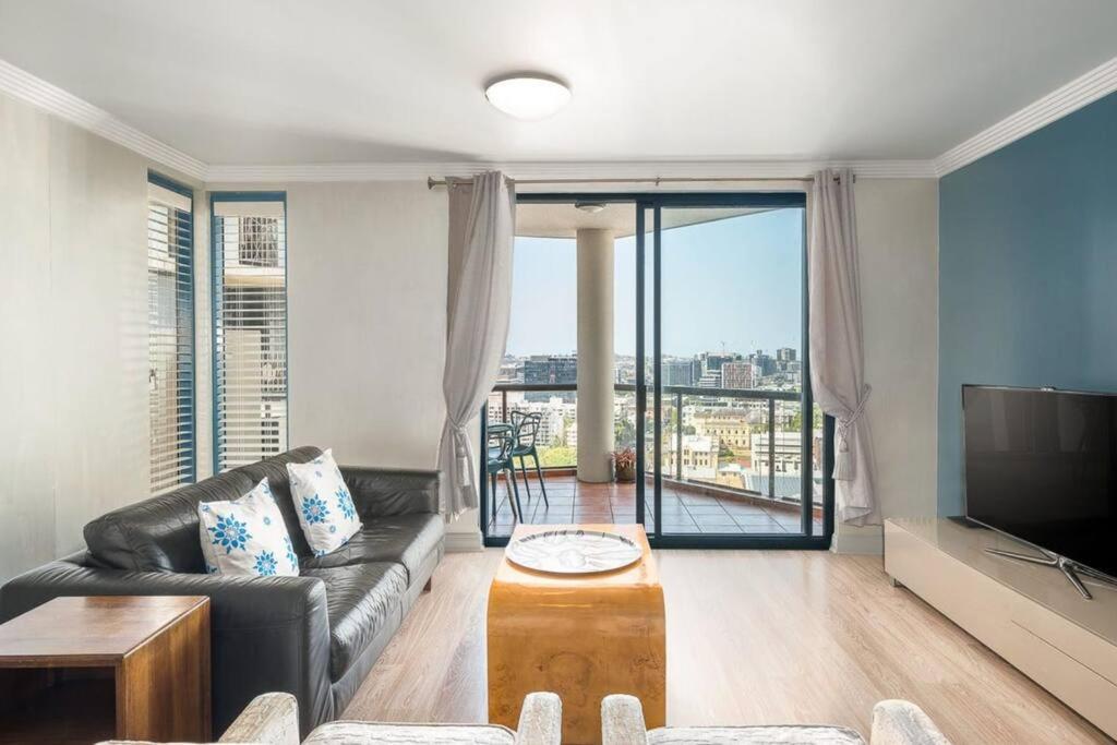 Riverview 2B2B apt in CBD w/parking, pool, gym