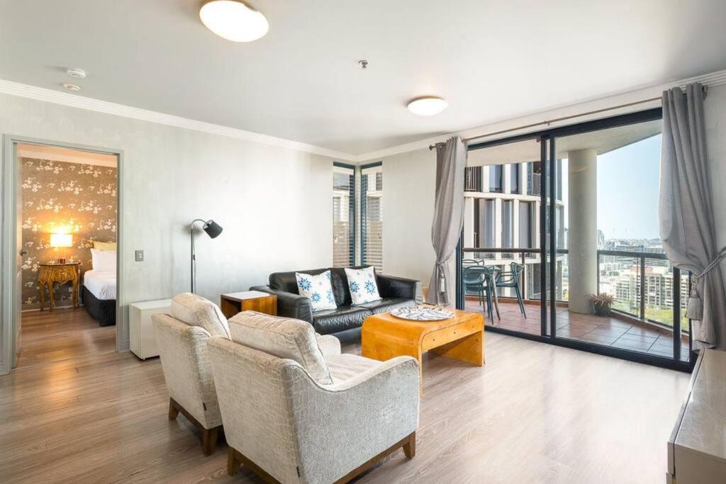 Riverview 2B2B apt in CBD w/parking, pool, gym