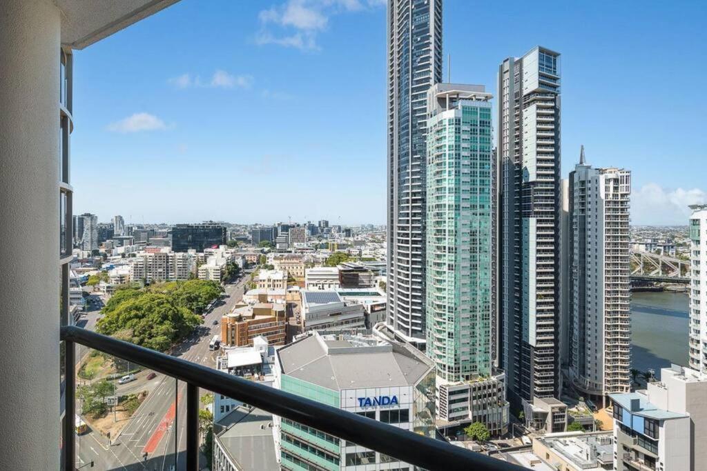 Riverview 2B2B apt in CBD w/parking, pool, gym