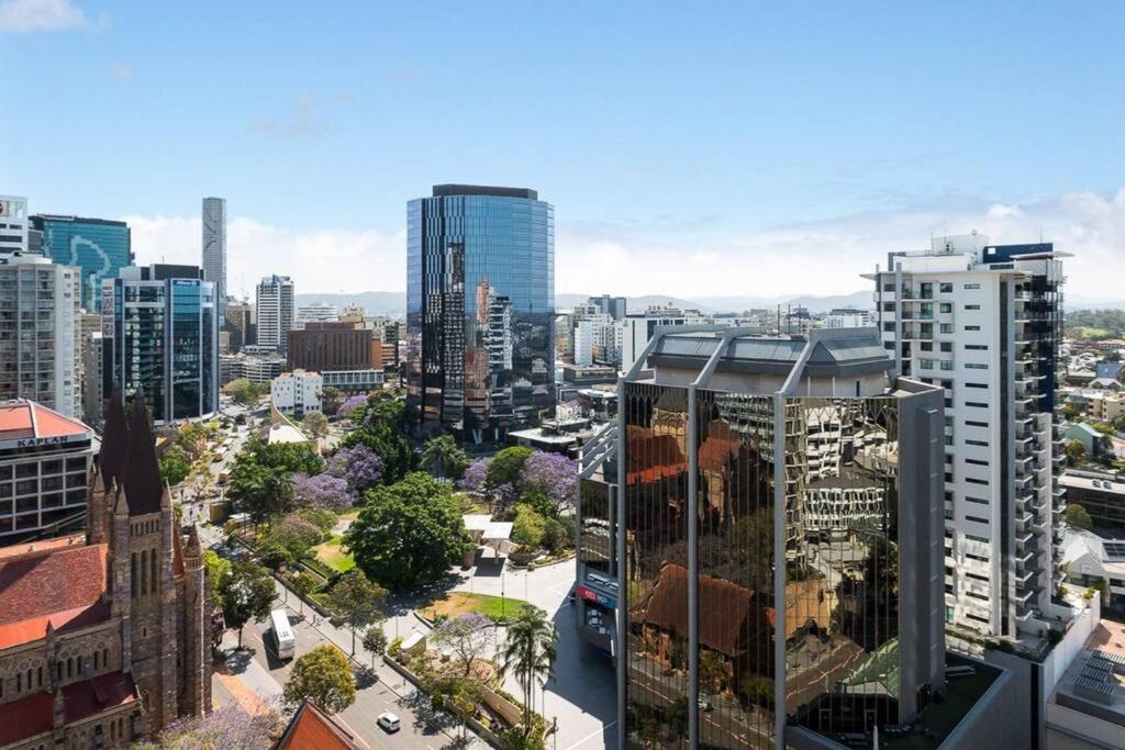 Riverview 2B2B apt in CBD w/parking, pool, gym