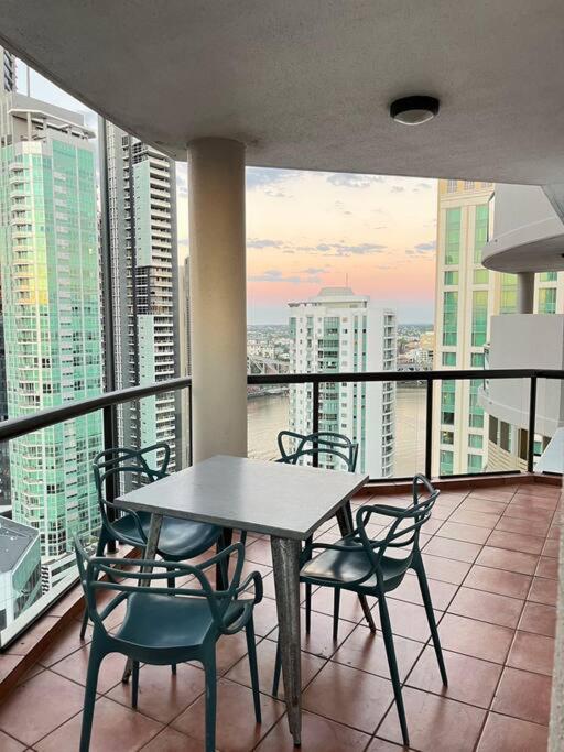 Riverview 2B2B apt in CBD w/parking, pool, gym