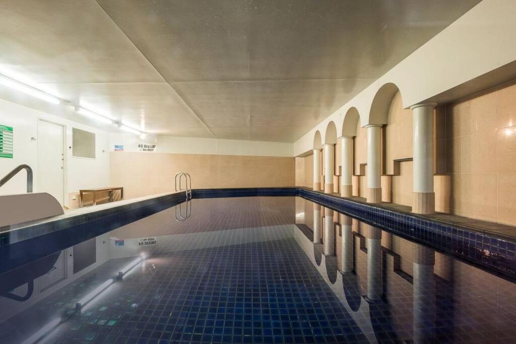 Riverview 2B2B apt in CBD w/parking, pool, gym